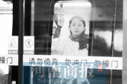 首個(gè)上班高峰，地鐵乘客以年輕的上班族為主