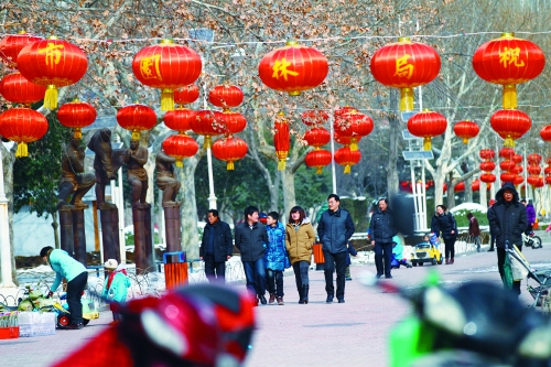 昨天，鄭州市文博廣場上已掛起了燈籠。