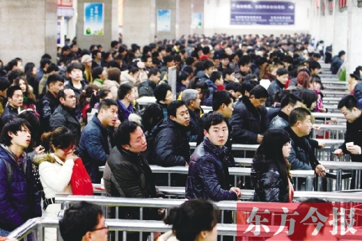 鄭州火車站迎來節(jié)后最后一波客流高峰。昨日，售票廳內(nèi)人頭攢動