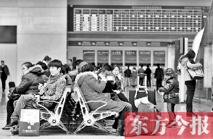 昨日，受天氣影響，多趟途經(jīng)和到達(dá)鄭州的高鐵晚點(diǎn)