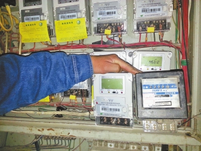 　跟智能電表（左）相比，老式機械電表（右）就像個“老古董”。