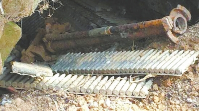 新縣村民掃墓時發(fā)現(xiàn)"軍火庫" 有機槍、迫擊炮等重武器