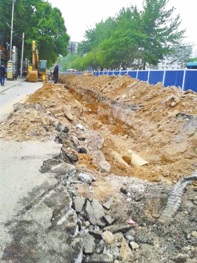 文化路大修改造工程，目前西半幅圍擋已基本鋪設(shè)到位。