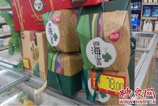 今年商場(chǎng)里的散裝、袋裝粽子多了，盒裝粽子的售價(jià)也更加親民。