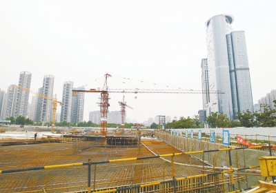 中州大道與金水東路東北角，正在建一座大型停車場。