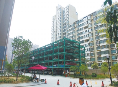商城路與英協(xié)路交叉口附近的濱河綠苑小區(qū)內(nèi)，剛剛建好一個(gè)立體停車場。