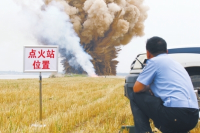 民警點(diǎn)火，引爆爆炸物品。