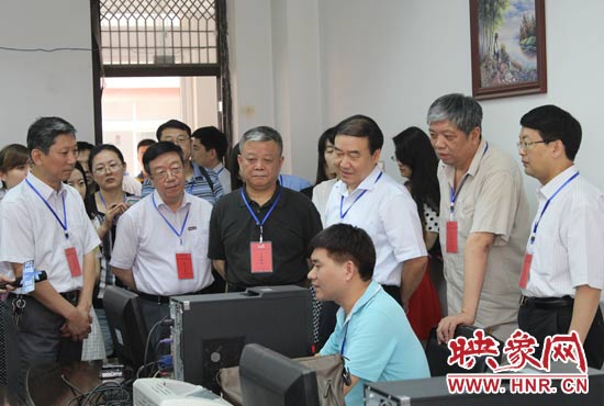 在評卷質(zhì)檢組,工作人員介紹說,今年有四級質(zhì)檢(即小組質(zhì)檢、題組質(zhì)檢、學科質(zhì)檢、省質(zhì)檢),確保嚴把質(zhì)量