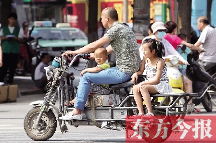 這樣帶著孩子，一個剎車，孩子就有可能摔下車