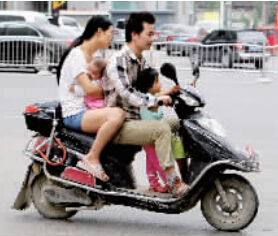 帶著孩子騎電動車，安全一定要放在第一位。