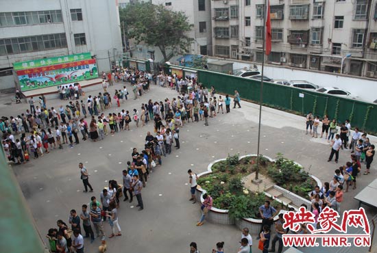 報(bào)名現(xiàn)場從一大早便已排起了長龍。