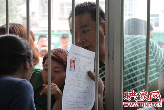 不少家長擠在報(bào)名窗口前咨詢報(bào)名事宜。