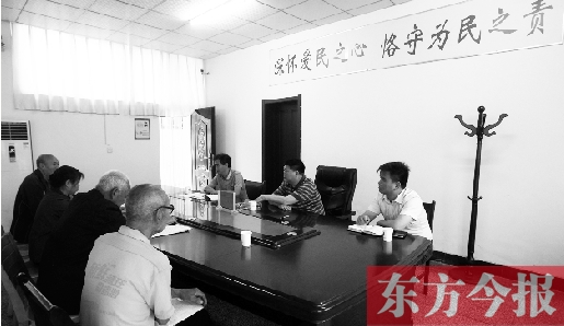 6月16日，幾位蘭考市民在向縣委副書記毛衛(wèi)豐反映問題。