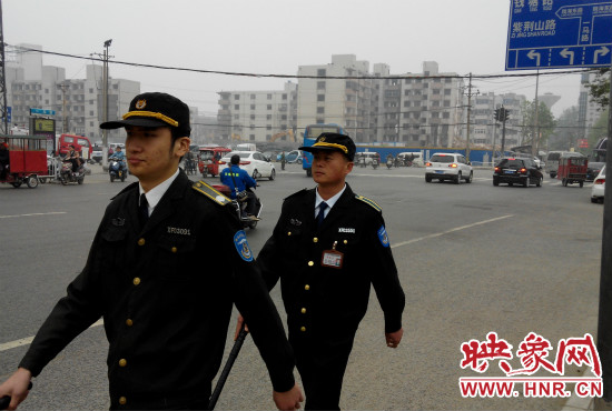 每天，老王的工作就是在火車站附近巡邏