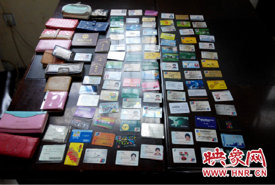 在日常執(zhí)勤當中，巡防隊員經常能撿到很多的身份證和銀行卡。