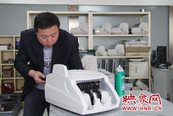 陸涌每天的工作就是和機器“談心”、發(fā)現(xiàn)故障、修好它們。