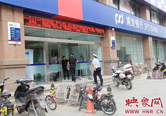 民警趕到現(xiàn)場了解情況。