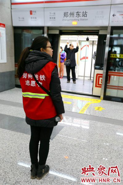在前期的志愿工作中鄭州地鐵主要與市各大高校合作組建志愿者服務(wù)隊。
