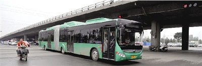 昨日上午，一輛B3快速公交測試車行駛在西三環(huán)的線路上。