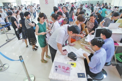 6月30日上午9時(shí)20分，鄭州市公安局出入境管理處辦事大廳內(nèi)擠滿前來(lái)辦理護(hù)照、簽證的群眾。