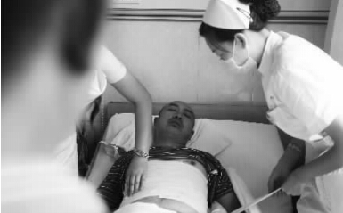 昨天，鄭州市第一人民醫(yī)院，被打傷的鄭州管城區(qū)執(zhí)法隊員唐建偉在接受治療。