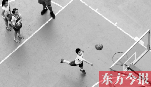 7月2日，河南工業(yè)大學(xué)籃球場內(nèi)，幾名孩子正在接受籃球訓(xùn)練