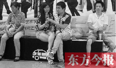 昨天，火車站地一大道納涼點(diǎn)已有許多市民坐在商場(chǎng)的椅子上乘涼