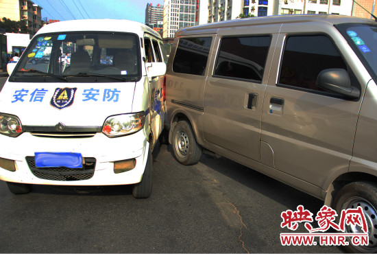 兩輛面包車也被牽連。
