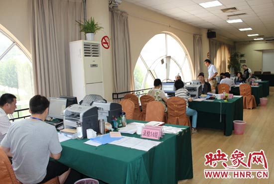 高招錄取現(xiàn)場(chǎng)錄檢組工作人員正在緊張工作中。