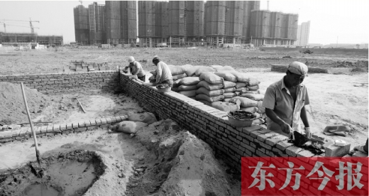 7月8日，鄭州市銀鶯路南端，一處新建的小學(xué)和中學(xué)剛剛開(kāi)始動(dòng)工