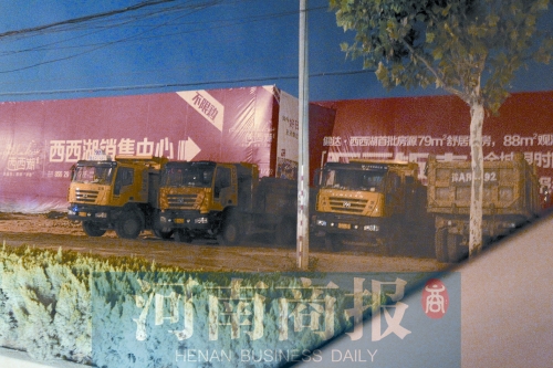 昨夜，記者發(fā)現(xiàn)一些工地外，渣土車們正在“休息”記者 鄧萬里/攝