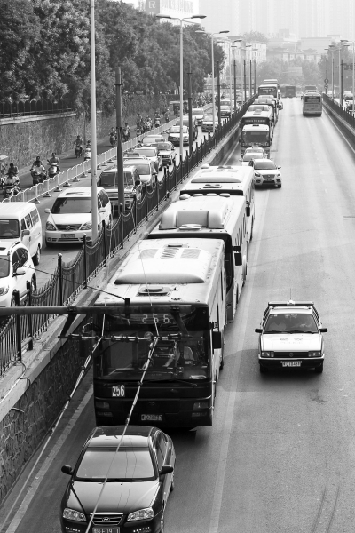 大量的機(jī)動(dòng)車由京廣路向北前行，右拐后涌上中原路地下道。