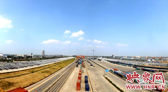 鄭州鐵路集裝箱中心站內(nèi)，滿載貨物的國(guó)際班列從這里開出。段晉哲/攝