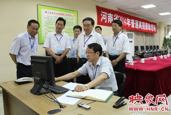 副省長徐濟超在高招錄取現(xiàn)場聽取工作人員匯報。