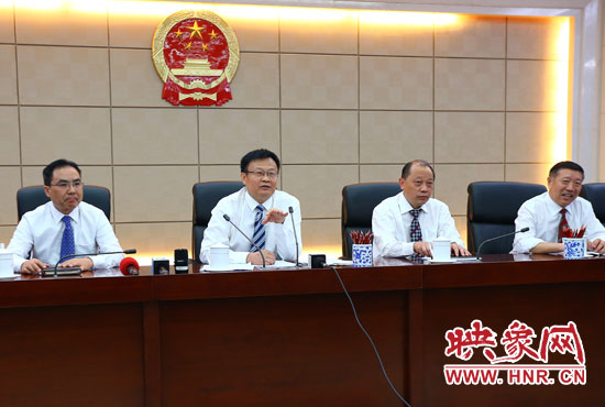 專題詢問會(huì)結(jié)束后，省人大組織召開記者提問會(huì)。