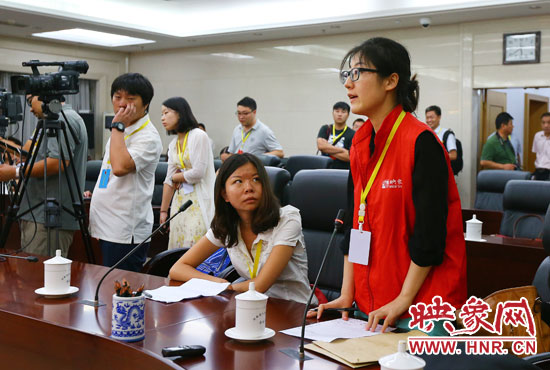 映象網(wǎng)記者就網(wǎng)友關(guān)心熱點(diǎn)問題向省教育廳副廳長(zhǎng)尹洪斌提問。