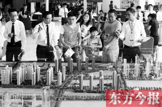 昨天上午，在鄭州市區(qū)一售樓部內(nèi)，看房的顧客比平時多了不少