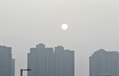 昨天，鄭州市區(qū)，霧霾遮擋的太陽(yáng)像個(gè)月亮。