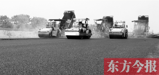 鄭州通航試驗(yàn)區(qū)上街機(jī)場(chǎng)的改擴(kuò)建工程正在緊張施工，寬闊的跑道已經(jīng)基本竣工