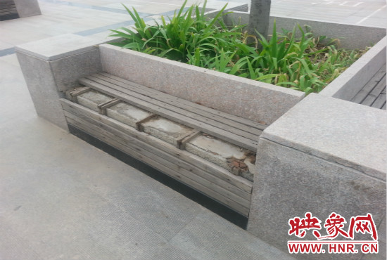 基礎(chǔ)設(shè)施破壞嚴(yán)重，一直無人修理。