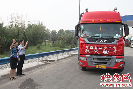 運(yùn)送救災(zāi)物質(zhì)的貨車(chē)出發(fā),奔赴災(zāi)區(qū)。