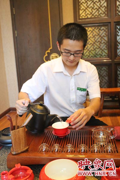 1、水壺里的水煮沸，李克勤把茶葉放進(jìn)茶荷里，準(zhǔn)備溫杯沖茶