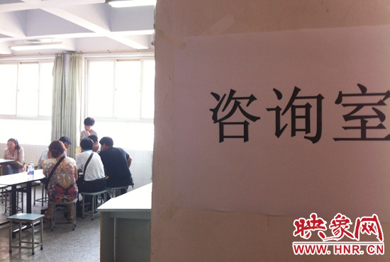 在金水區(qū)教體局設(shè)立的“復(fù)議”現(xiàn)場(chǎng)，家長(zhǎng)們提出了各式各樣的問題。