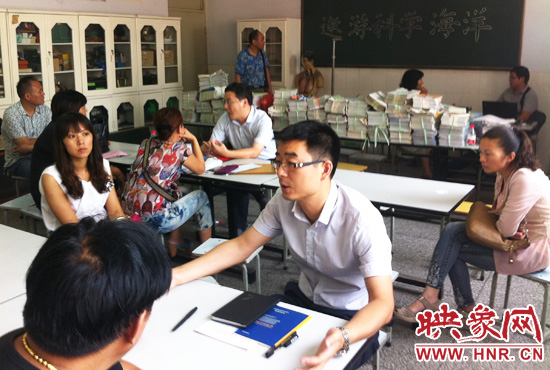 各區(qū)受理咨詢的教育部門工作人員對(duì)于提出的問題一一作出解答。