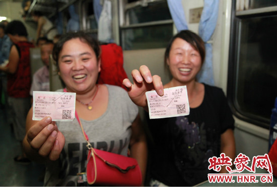 進(jìn)疆棉農(nóng)展示前往烏魯木齊的車(chē)票。