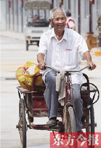 83歲的胡新有老人每天下午都騎著三輪車(chē)出門(mén)撿廢品，換的錢(qián)都捐了出去
