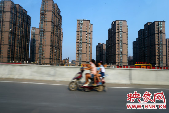 三環(huán)快速路開通后，仍有一些電動(dòng)車違規(guī)上橋。