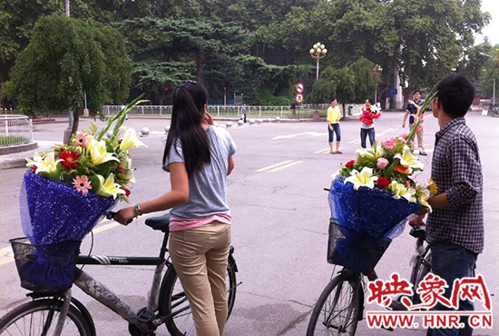在鄭州大學(xué)南校區(qū)，有不少學(xué)生三五成群，手捧鮮花。