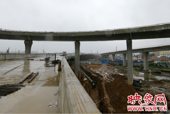 京廣快速路二期北延工程北三環(huán)京廣路立交橋雛形顯現(xiàn)。