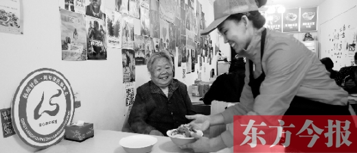 9月29日，輕院社區(qū)的“空巢老人”荊阿姨在一家飯店免費吃午餐